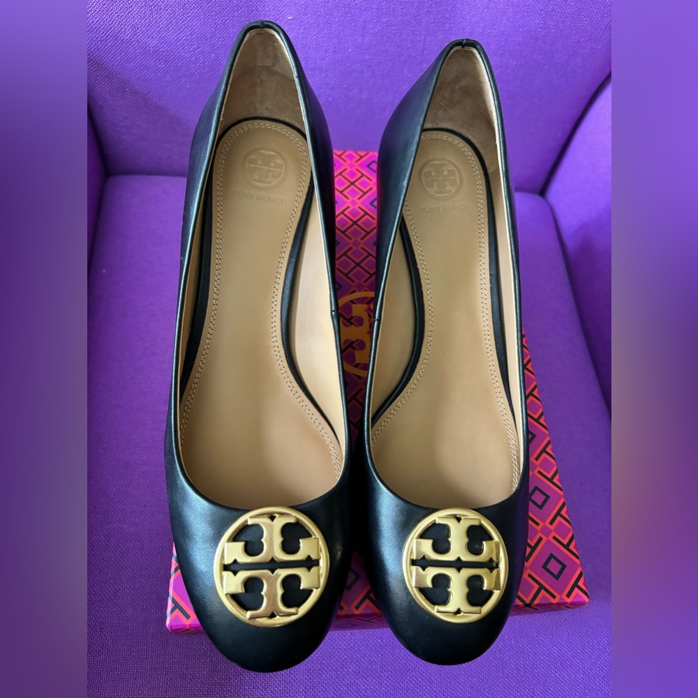 Tory Burch Chelsea Wedge - NEW with box and dust bag - Size 10
